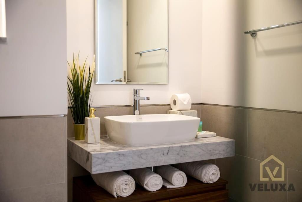 דובאי Veluxa - Luxury And Bright 1 Bedroom Apartment, Burj View! מראה חיצוני תמונה