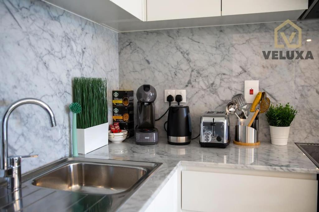 דובאי Veluxa - Luxury And Bright 1 Bedroom Apartment, Burj View! מראה חיצוני תמונה